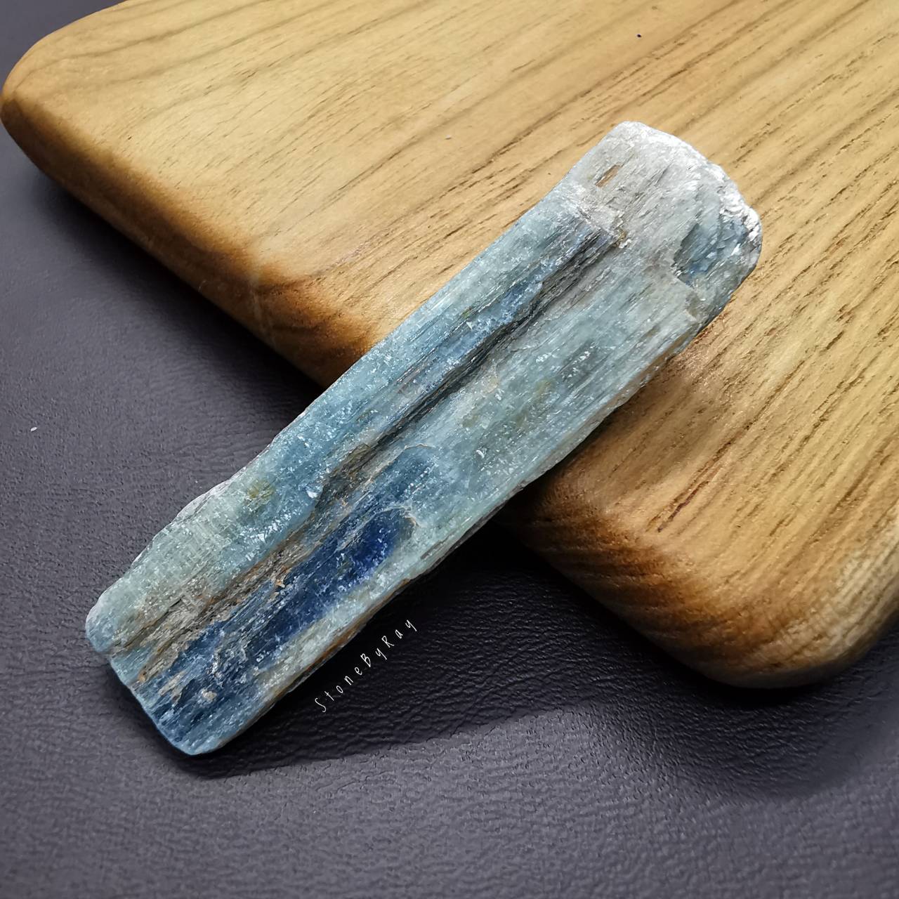 หินไคยาไนท์ผลึกก้อนธรรมชาติ (Kyanite)