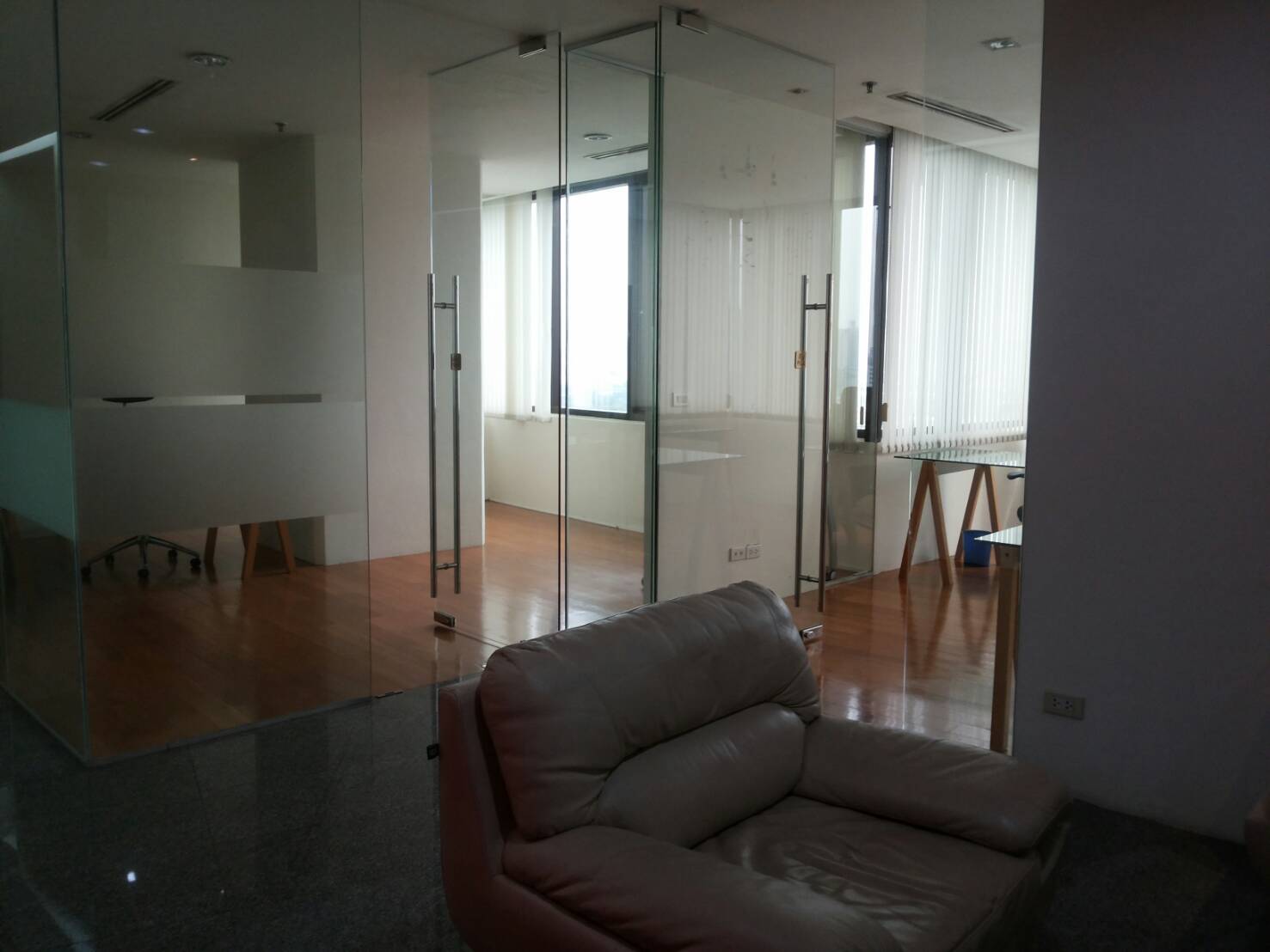 ตึก RS Tower ให้เช่าพื้นที่ทำออฟฟิตขนาด 90 ตรม. รวมเฟอร์และน้ำไฟ