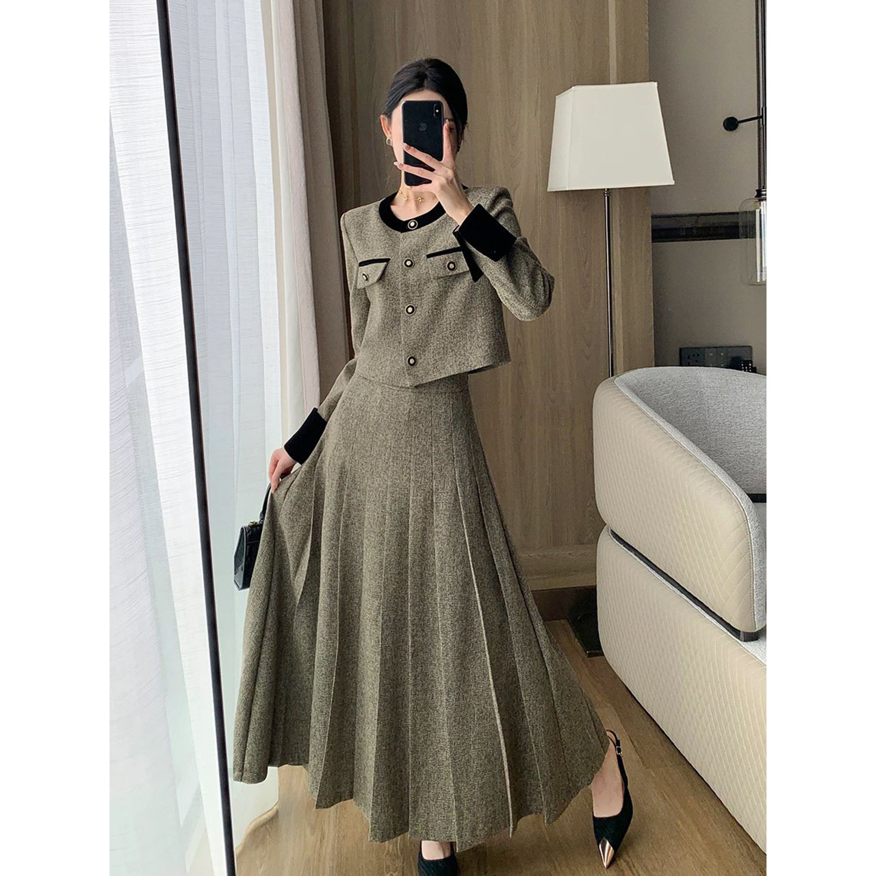 kudapy เซ็ทผ้าพรีเมี่ยม สื้อกับกระโปรงเราใช้ผ้าเดียวกันทั้งชุด เนื้อผ้ามีน้ำหนัก ทิ้งตัวดี ยับยาก เสื้อกระดุมจริง กระโปรงซิปเอวสูงไม่สม้อค มีซับในอย่างดี