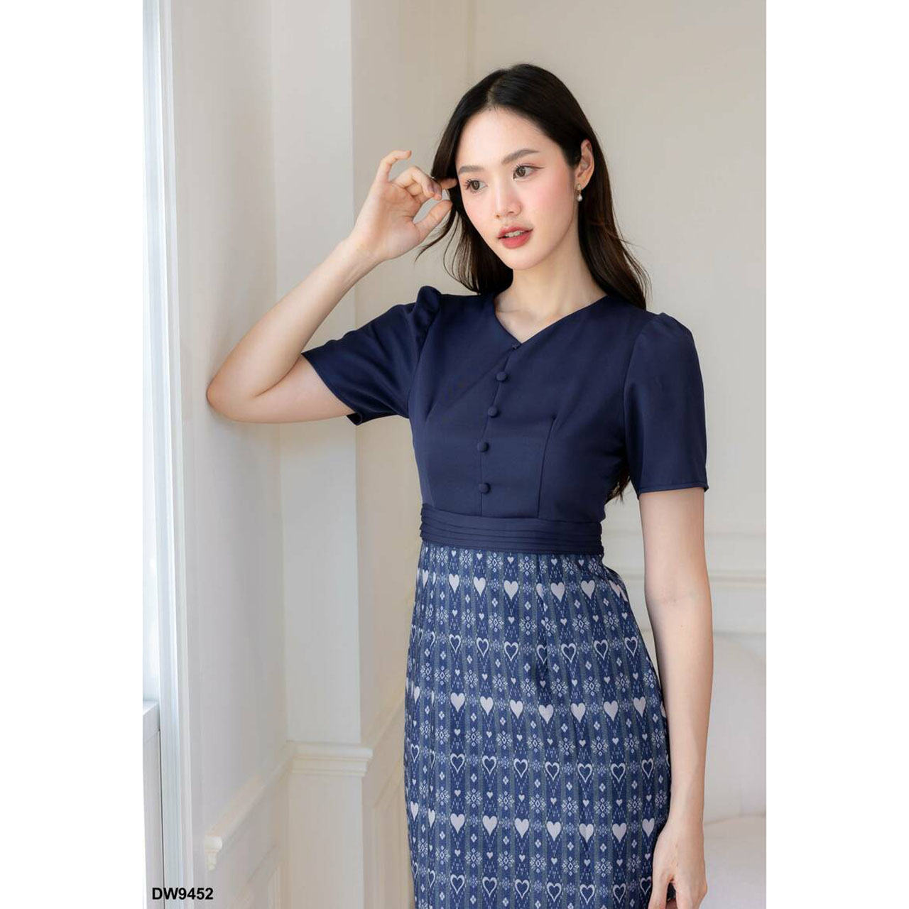 kudapy เดรสสั้นสีชมพู/สีกรม/สีม่วง/สีเหลือง คอวีกระโปรงผ้าไทยลายหัวใจ