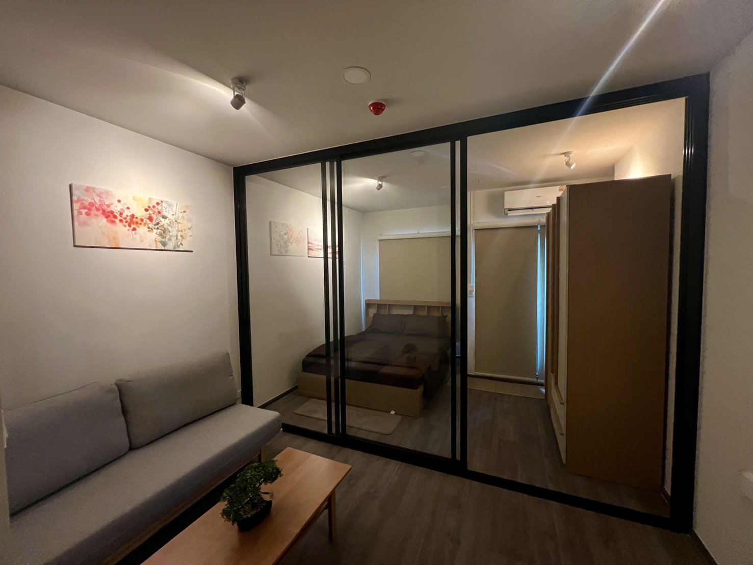 High Rise โซนพื้นที่ BTS วุฒากาศ ให้เช่าห้องแบบ 1ห้องนอน 1ห้องน้ำ คอนโด Rich Point @ BTS Wutthakat (ริชพอยท์ แอท บีทีเอส วุฒากาศ) ขนาดห้อง 26.5 ตรม. ชั้น 30