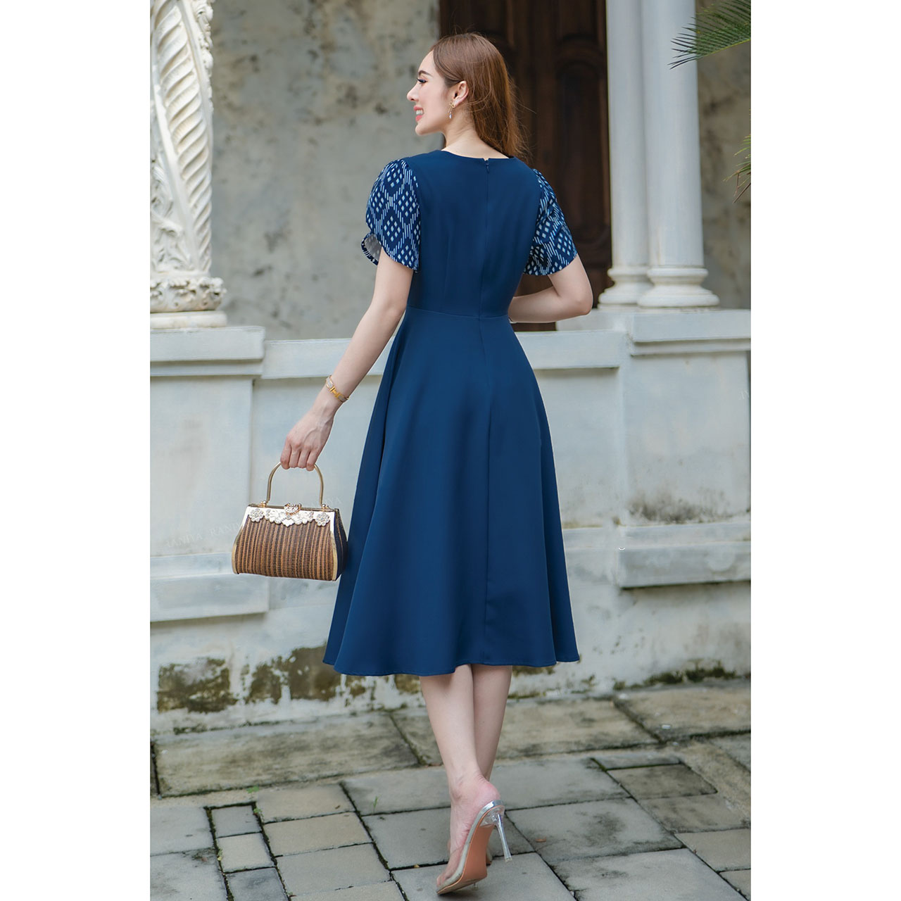 kudapyเดรสสั้นสีชมพู/สีกรม ผ้าโพลีเอสเตอร์เกาหลี ตัวเสื้อเป็นคอวีแต่งโบว์ตรงอก แขนทรงทิวลิป กระโปรงทรงทวิตฟรีไซส์