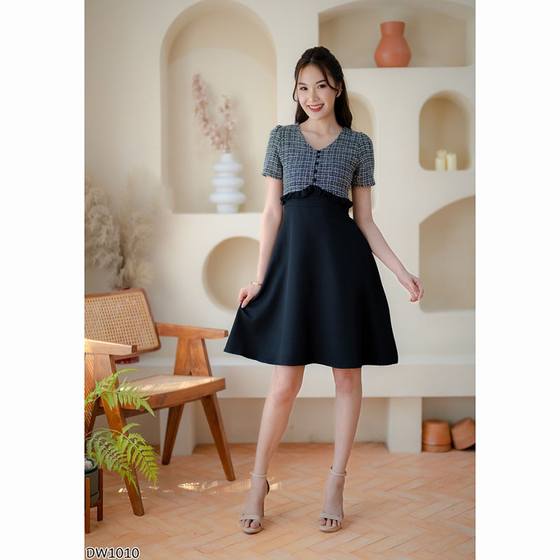 kudapy เดรสสั้นลายสก็อตสีดำ/สีน้ำตาล/สีกรม ผ้าทวิสรูปคอวี ทรงเข้ารูป