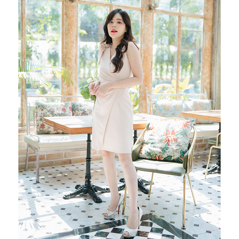 kudapy เดรสสั้นสีครีม ช่วงไหล่แต่งโบว์ใหญ่ที่ไหล่ จับเดรปที่เอว1 ด้าน กระโปรงป้ายด้านหน้า