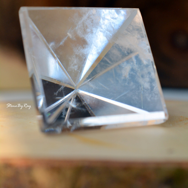 หินคริสตัลควอตซ์เจียรทรงพีระมิด (Crystal Quartz Pyramid)
