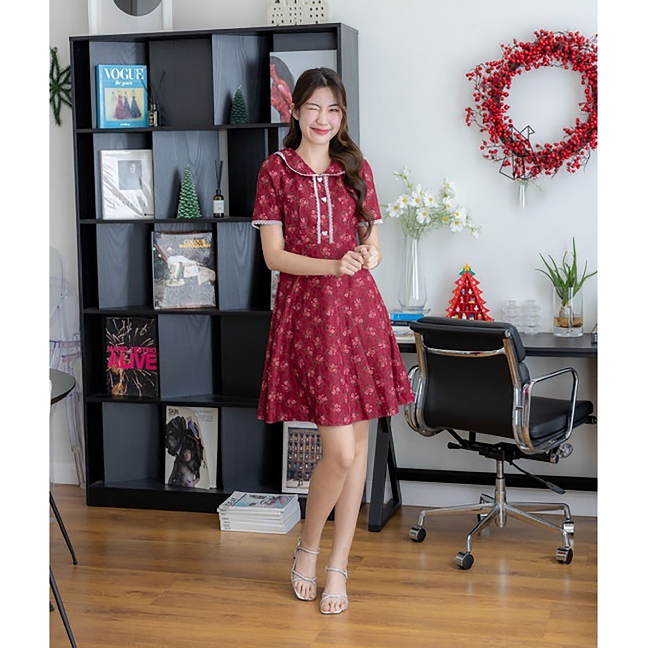 kudapy เดรสสั้นสีแดง/สีครีม/สีเขียว ทรงบานลายดอกคอบัว