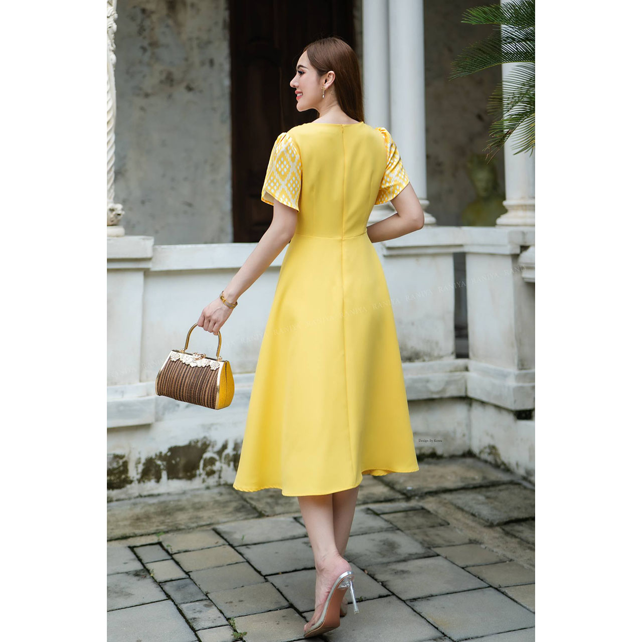 kudapy เดรสสั้นสีเหลือง ผ้าโพลีเอสเตอร์เกาหลี ตัวเสื้อเป็นคอวีแต่งโบว์ตรงอก แขนทรงทิวลิป กระโปรงทรงทวิตฟรีไซส์