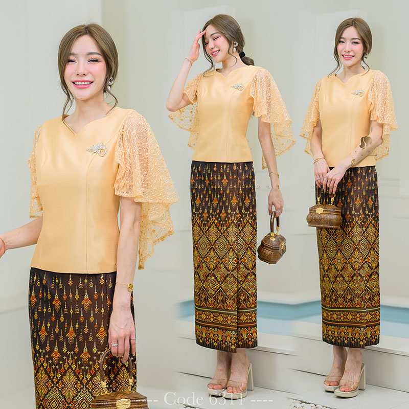 kudapy (เฉพาะเสื้อ) เสื้อสีชมพู/สีเหลืองทอง ผ้าไหมแขนปีกผีเสื้อ ตรงแขนเป็นผ้าลูกไม้ตอกมุกอย่างดี คอเป็นคอหัวใจ งานอัดกาวมีซับในอย่างดี ซิปซ่อนหลังใส่สบาย (เฉพาะเสื้อ)