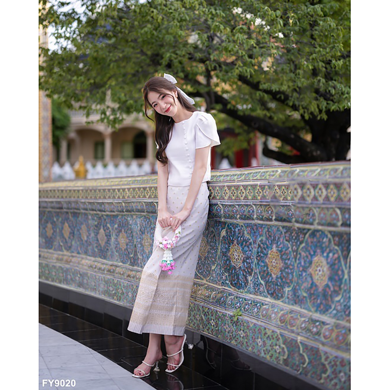 kudapy ชุดเซ็ทเสื้อสีขาว ชุดลิซ่าใส่+กระโปรงลายไทยสีชมพู/สีครีม