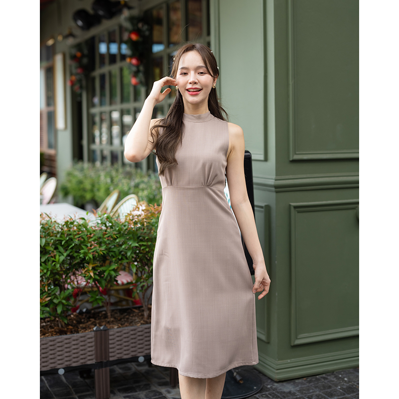 kudapy เดรสสั้นสีโอวัลติน/สีกรม/สีชมพู/สีแดง ช่วงเสื้อเป็นแขนกุดคอปีน สายผูกคอเป็นโบว์ด้านหลังต่อด้วยกะโปรงทรงเอพริ้วๆ ช่วงเอวจับจีบเล็กๆ