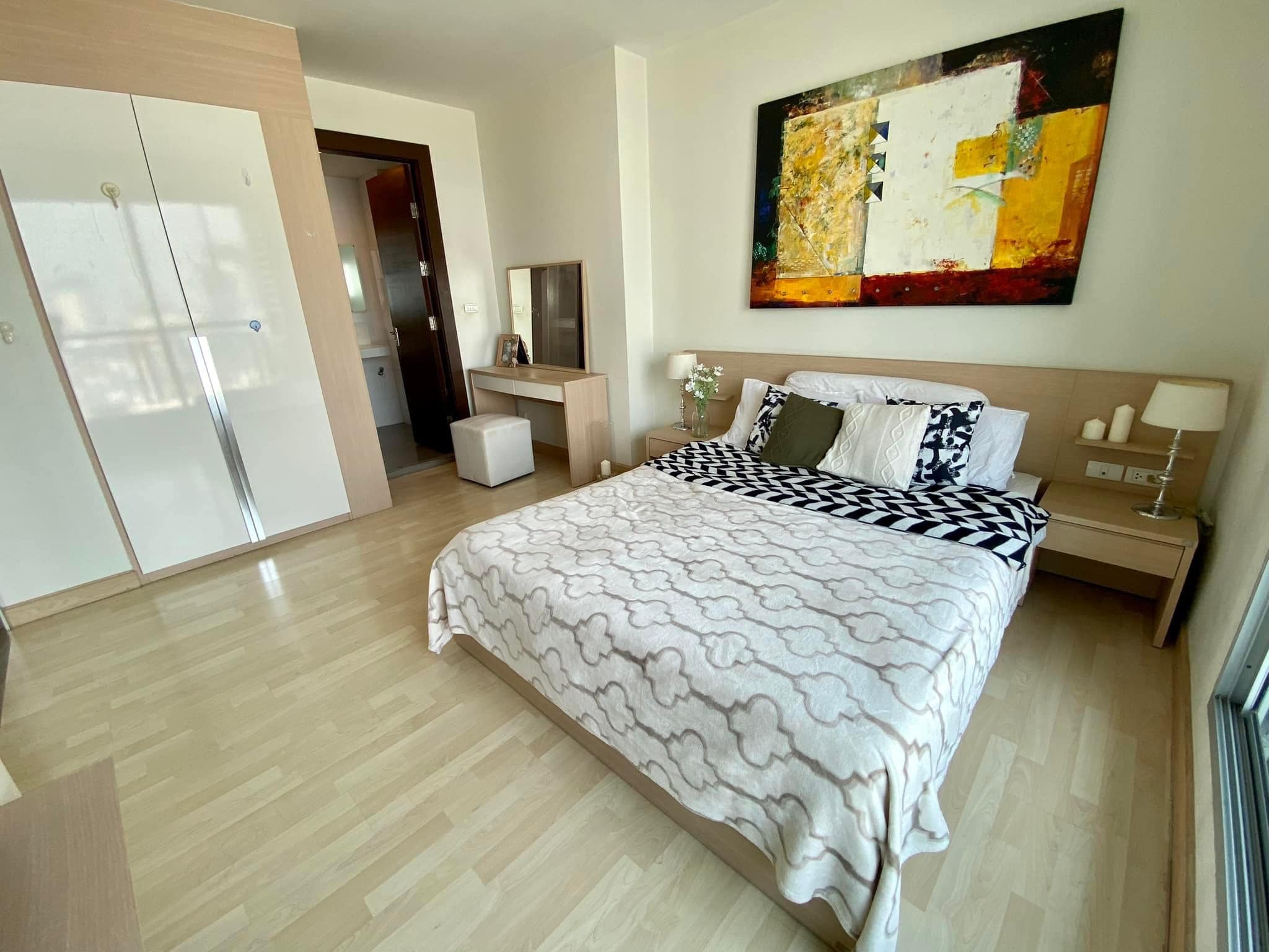 ปล่อยเช่าคอนโด Rhythm Ratchada (ริธึ่ม รัชดา) - ห้องใหญ่ติดรถไฟฟ้าพร้อมอยู่ - การเดินทาง: ใกล้รถไฟฟ้า MRT รัชดาภิเษก ประมาณ 100 เมตร