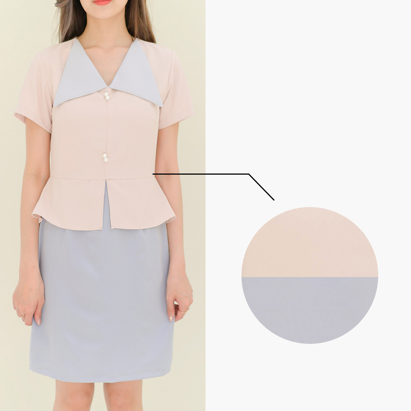 kudapy เดรสสั้นสีชมพูอ่อน/สีครีม ทูโทนสีละมุน ตัวเสื้อคอวีแต่งปกสามเหลี่ยม ติดกระดุมมุกให้ลุคดูสวยแพง ช่วงกระโปรงทรงสอบนิดๆ เป็นเดรสชิ้นเดียวมีซิปหลัง ซับในทั้งตัว
