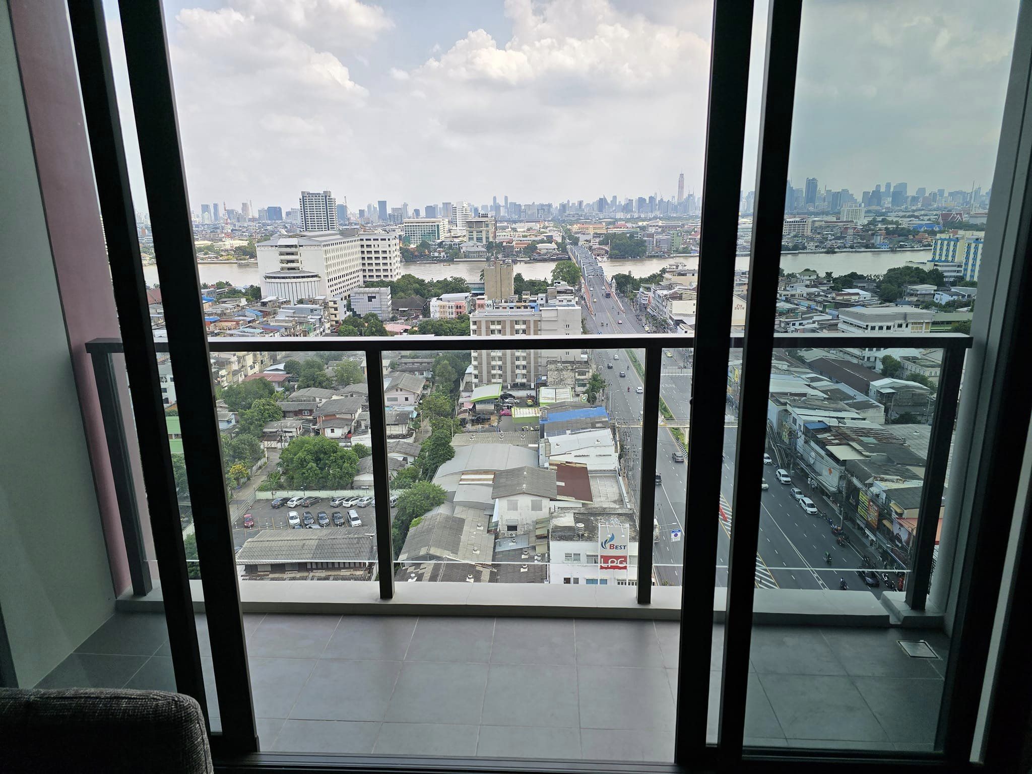 สนใจชมห้องติดต่อได้เลย Line ID: Smile-easy ปล่อยเช่าคอนโด Urbano Rajavithi (เออร์บาโน ราชวิถี) - 2ห้องนอน 2ห้องน้ำ 1ห้องนั่งเล่น - ใกล้ MRT สิรินธร - ขนาดห้อง 65 ตรม. ชั้น 16