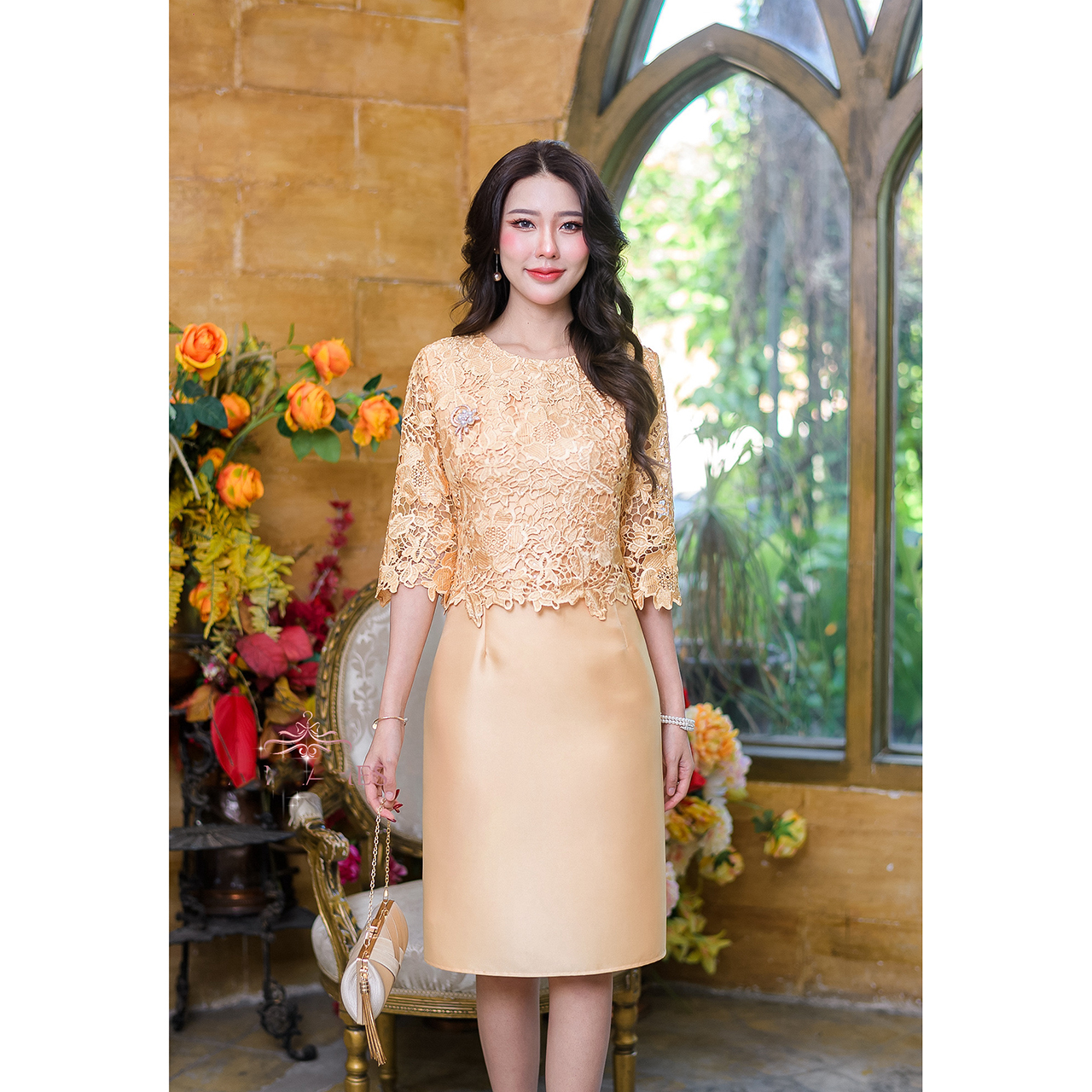 kudapy เดรสสั้นสีกรม/สีเขียว/สีน้ำตาลทอง/สีเหลืองทอง ผ้าไหมคลุมลุกไม้แขนศอก เป็นลูกไม้เงาปักเลื่อมเป็นเลื่อมใส่เม็ดเล็ก