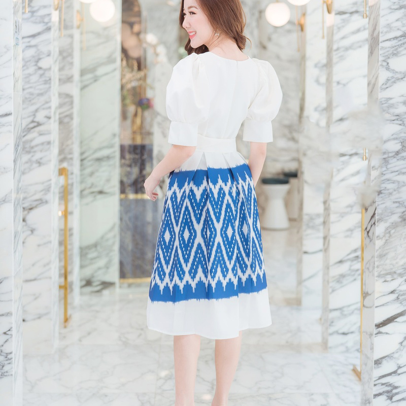 kudapy เดรสสั้นผ้าไทยคอกลมแขนตุ๊กตาสีฟ้าขาว/สีแดงฟ้า มีเข็มขัดผ้ารัดเอว เดรสลายไทยทรงบาน