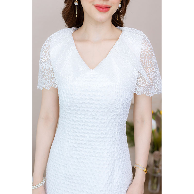 kudapy เดรสสั้นสีขาว/สีดำ ไหล่ลูกไม้ปักเลื่อม สวยเรียบหรูดูดี ตัวเดรสเป็นผ้าวาฟเฟิลสวยมีเทคเจอร์ ลูกไม่ช่วงไหล่ลายดอกคามิเลีย