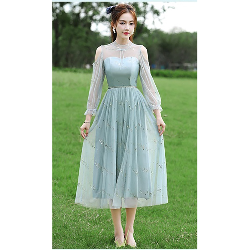 kudapy ชุดราตรีออกงานคลุมเข่า ติดเลื่อมวงกลมสีทองทั้งชุด ทรงปิดคอแขนยาวซีทรู เอวขาดด้วยเชือกถักสีทอง