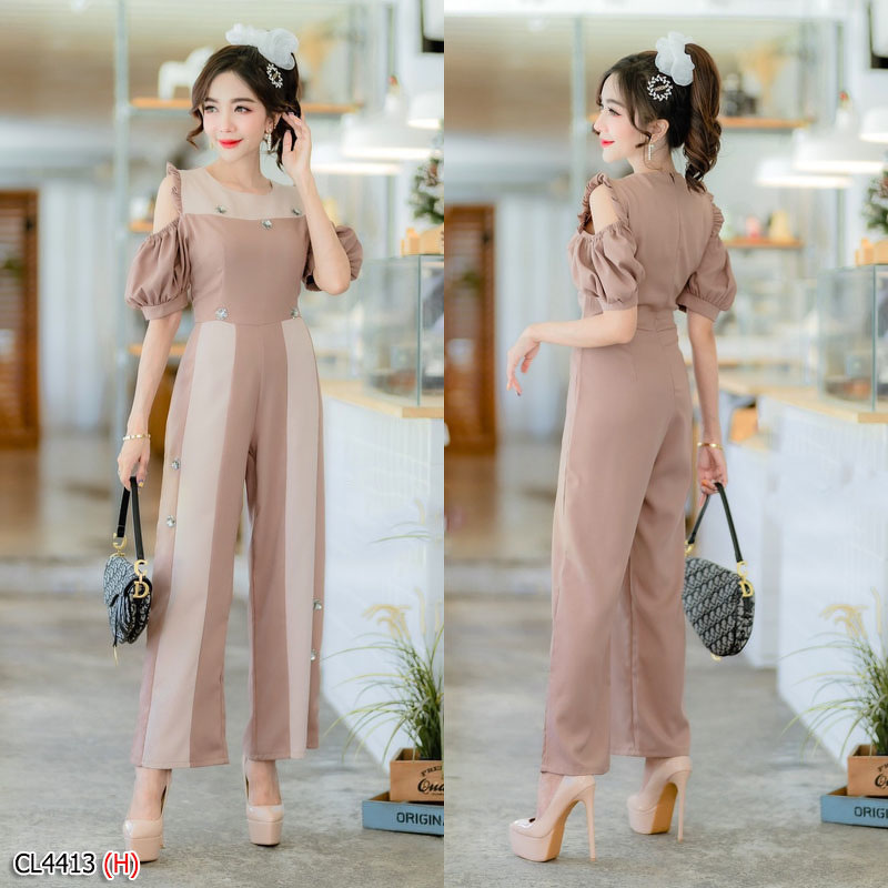 kudapy จั้มสูทขายาน้ำตาล ผ้าซาร่าดีเทลเปิดไหล่แขนพองสม็อค อกแต่งผ้าสบับสีน้ำตาลอ่อนเข้มเอวเข้ารูปสวย