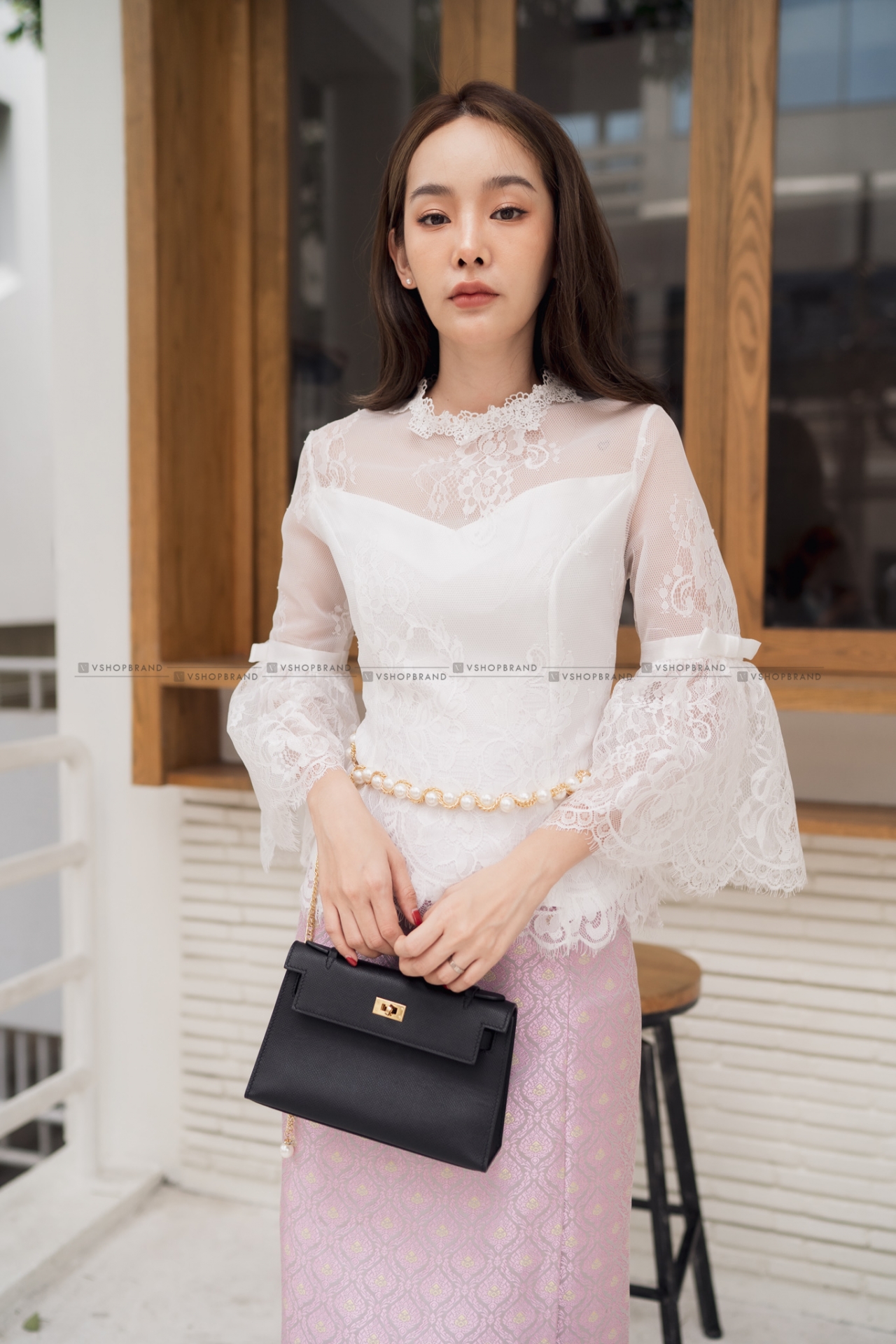 kudapy ชุดเซตไปงานแต่งสีขาว/สีชมพู set เสื้อลูกไม้แขนกระดิ่งยาวสามส่วน+ผ้าถุงผ้าไหมอิตาลี งานสวยเนี๊ยบมาก