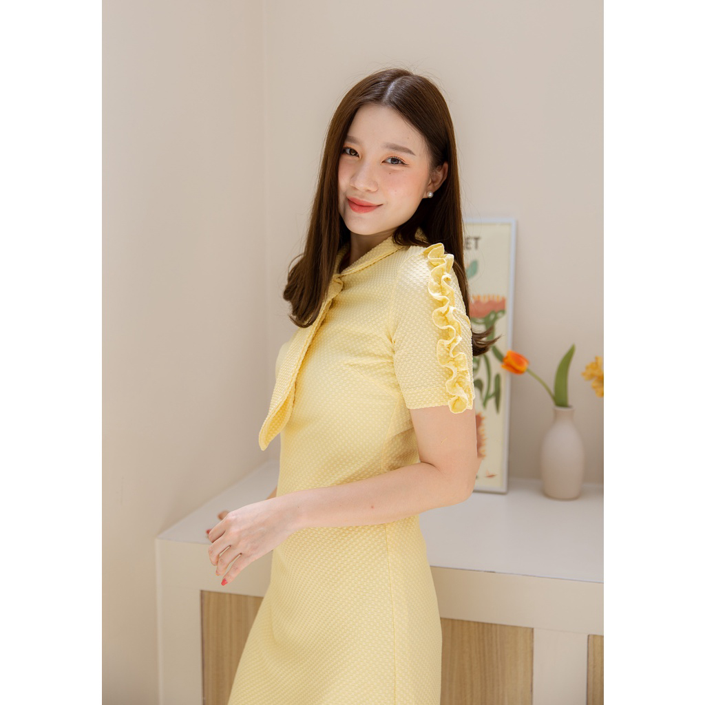 kudapy เดรสสั้นคอกลมสีฟ้า สีเหลือง ผ้าป๊อบคอร์น คอบัว เล่นดีเทลเย็บสอดทรงเนคไท ช่วงแขนแต่งระบายจับจีบ กระโปรงทรงเอ ซิปหลัง