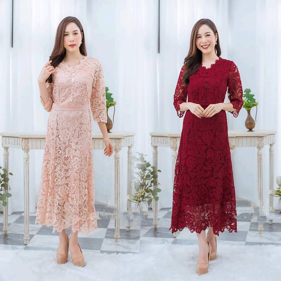 kudapy เดรสยาวลูกไม้คอหยัก สีแดง/สีชมพูโอรส ทรงคอวีแขนสามส่วน เก็บเอว ชายกระโปรงเป็นทรงหางปลาระย้า