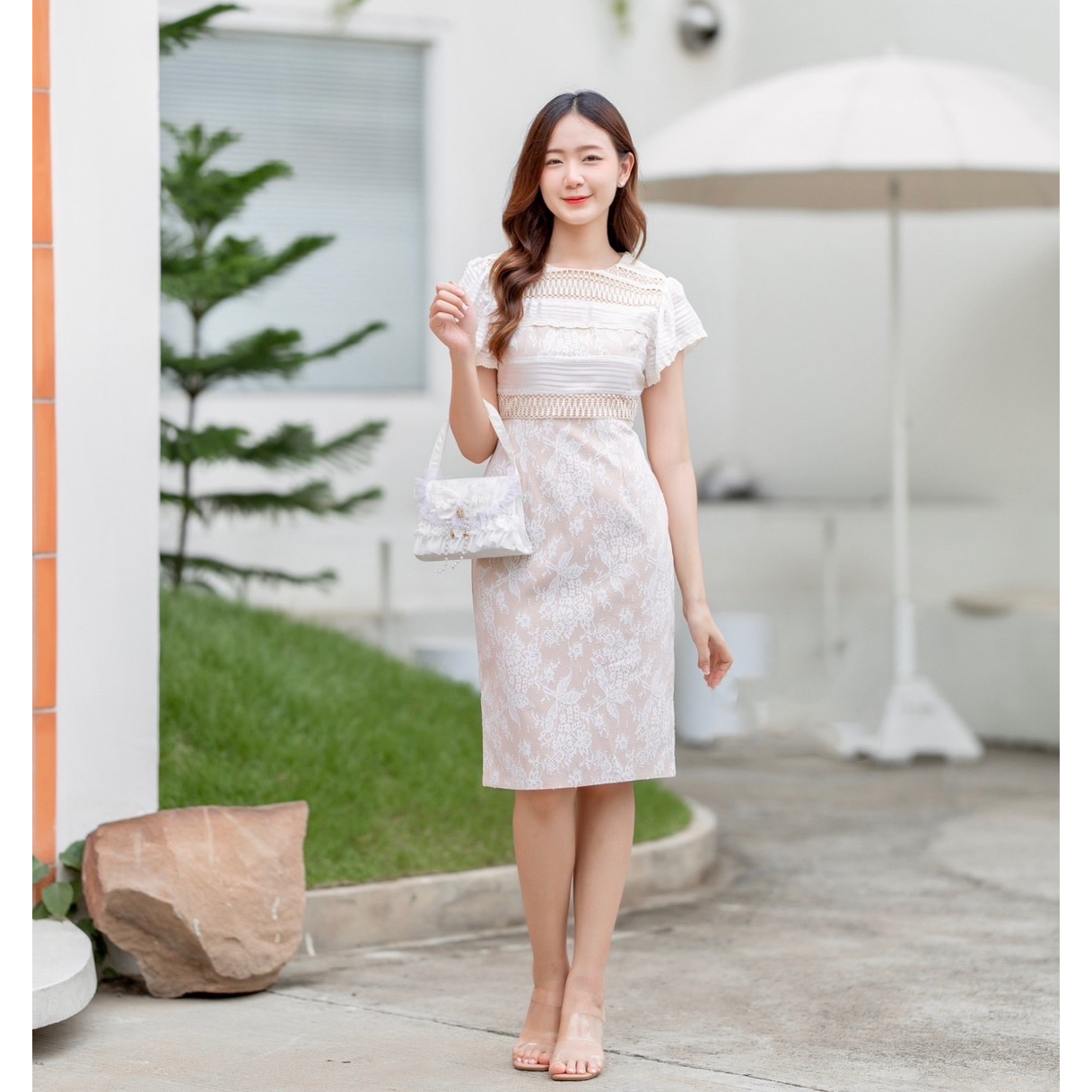 kudapy ชุดเดรสสั้นสีขาวครีม แขนระบาย แต่งระบาย อัดกาว งานสวย มีซับใน ซิบหลัง