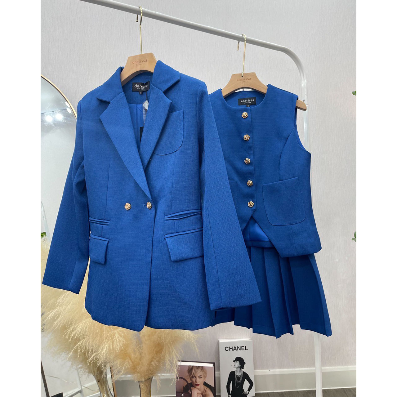 kudapy : เซ็ท 3 ชิ้น เสื้อแขนกุด+กระโปรง+Blazer แมทซ์ได้หลายลุค ตัวเสื้อแขนกุดกระดุมจริง กระเป๋าจริงด้านหน้า