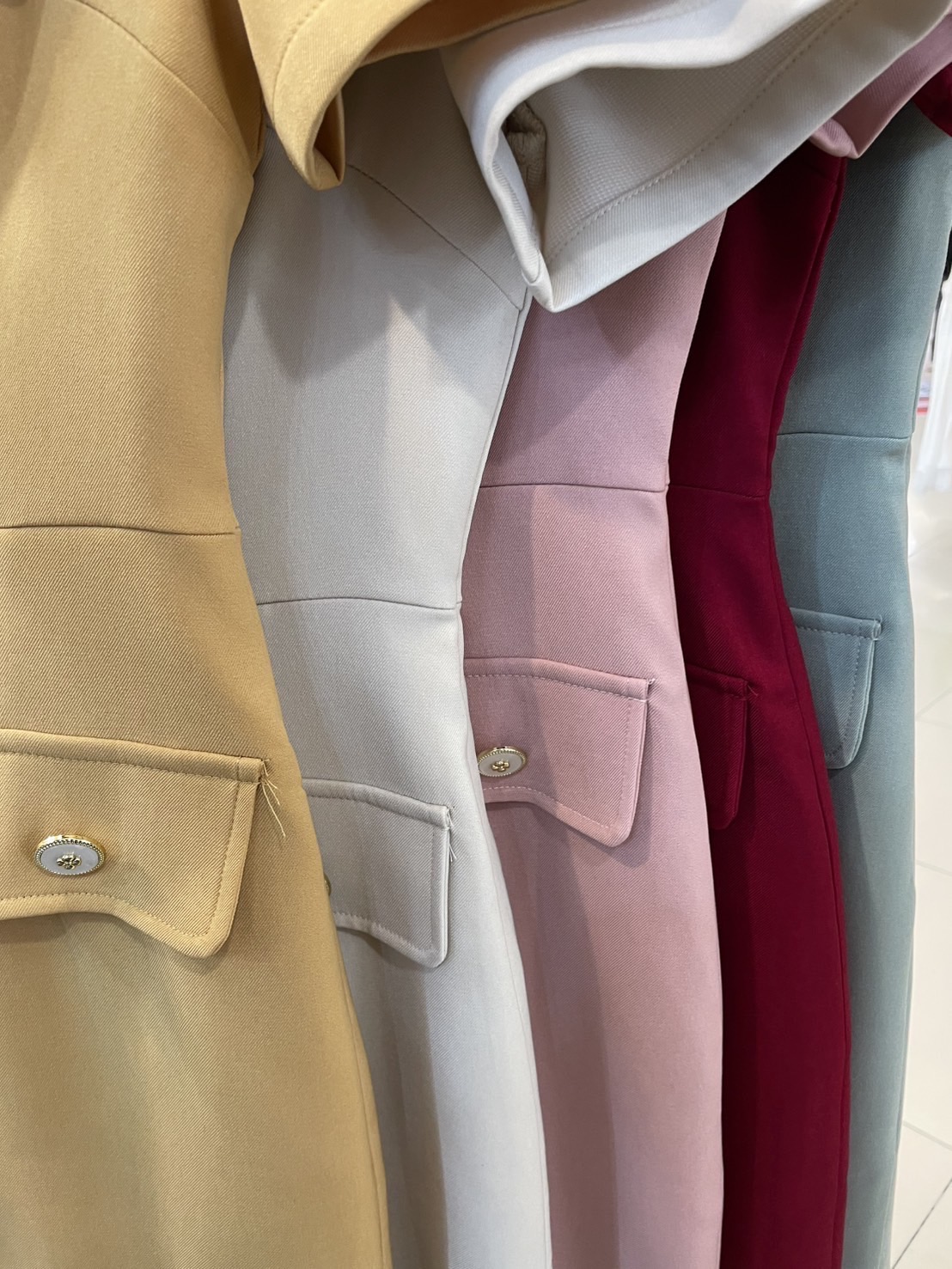 kudapy เดรสสั้นออกงาน เดรสแขนสั้น คอกลม แต่งกระดุมมุกทอง เดรสผ้าวูล ผ้าหนา