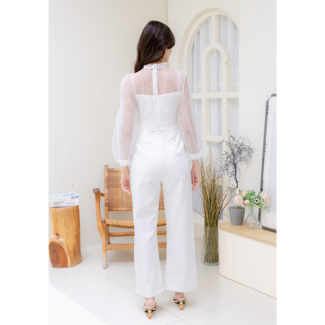 kudapy จั้มสูทกางเกงขายาว แต่งผ้าชีฟอง คอกลมทรงสูง ใส่ไปทำงานได้ลุคคุณหญิงคุณใจ