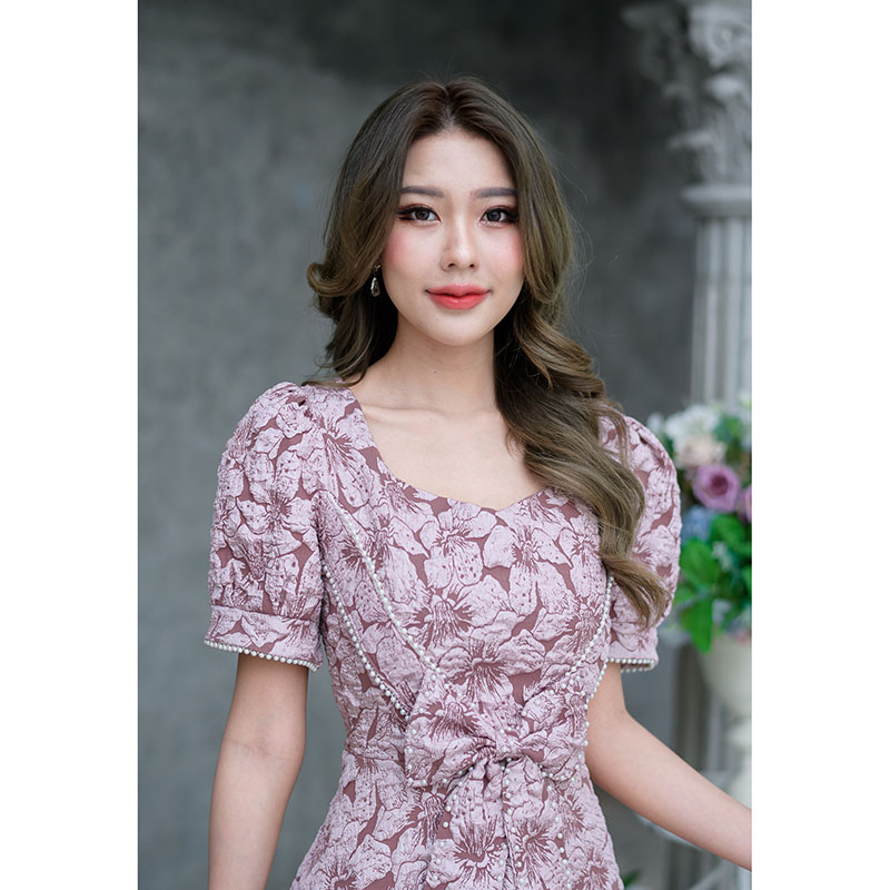 kudapy เดรสสั้นสีชมพู/สีดำ ผ้าลิลลี่ผ้ายอดนิยมขายดีของทางร้านค่ะ ผ้านุ่มลายสวย กระโปรงบาน คอเหลี่ยม มีดีเทลแต่งโบว์ด้านหน้าช่วงเอว