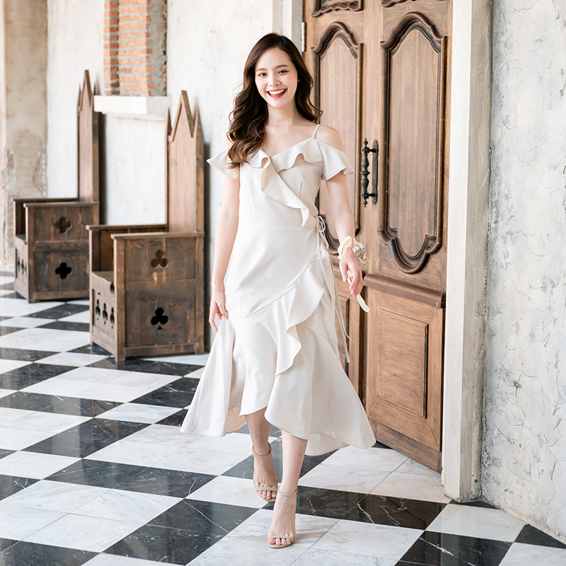 kudapy เดรสยาวสีชมพูกลีบบัว/สีกรม/สีครีม/สีน้ำตาลอมส้ม เป็นแบบเปิดไหล่มีสายเดียว เล่นเลเยอร์ลงมาที่ช่วงกระโปรง