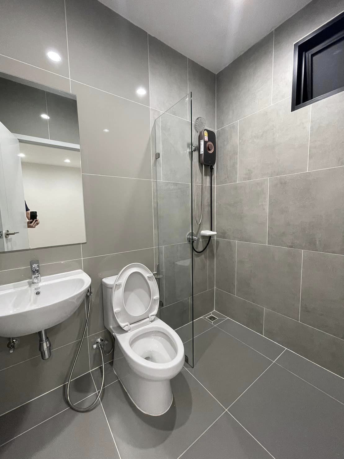 ปล่อยเช่าทาวน์โฮม 3 ชั้น เดอะ เมิร์ธ ไลท์ ราชพฤกษ์-พระราม 5 (The Mirth Lite Ratchaphruek-Rama 5) - ทาวน์โฮม 3 ชั้น หน้ากว้าง 5.8 เมตร - 4 ห้องนอน 5 ห้องน้ำ (มีห้องน้ำในห้องนอนครบทุกห้อง ) - ขนาด 21 ตรว พื้นที่ใช้สอย 168 ตรม.