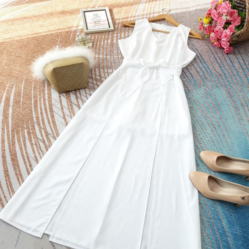 kudapy จั๊มสูทขาสั้นสีแดง ขาว ครีม กรม น้ำตาล ดำ คอวีแขนกุด ดีเทลแต่งผ่ายาวผ่าด้านหน้า ขาสั้นด้านใน มีซิปซ่อนด้านหลัง มีเชือกแยกสำหรับผูกเอว 1 เส้น