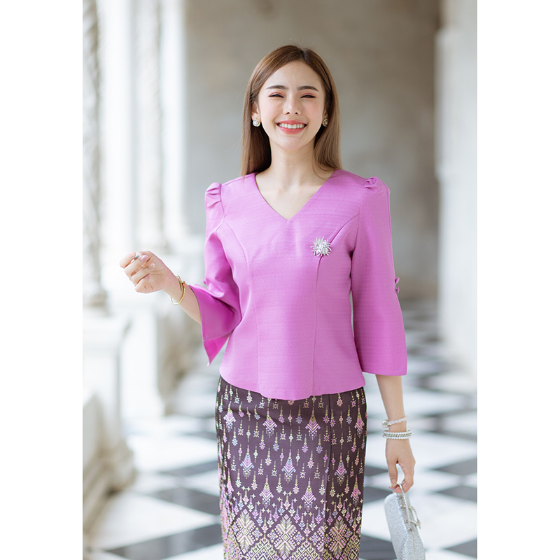 kudapy (เฉพาะเสื้อ) เสื้อสีแดงเลือดหมู/สีม่วง ผ้าไหมประยุกต์ อัดกาวทั้งตัว ทรงสวยแต่งปลายแขนสวยดูดี อยู่ทรง มีซิปหลังสวมใส่ง่าย งานสวยใส่ออกงานหรู