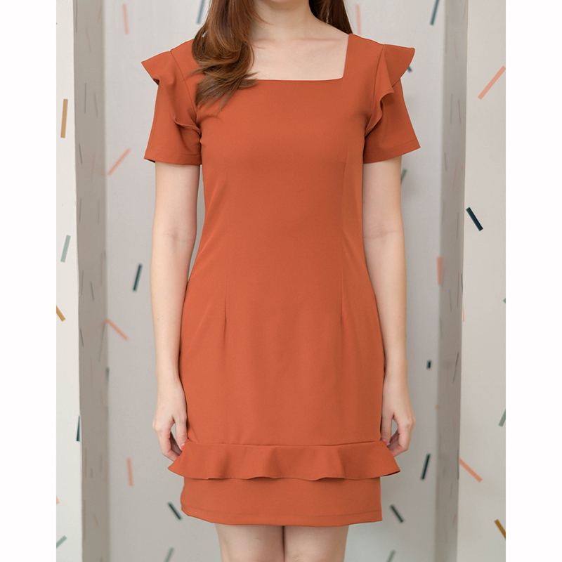 kudapy เดรสสั้นสีส้มอิฐ/สีเขียว/สีเหลือง/สีชมพู คอเหลี่ยม ดีไซน์น่ารัก มีระบายที่รอบแขนและช่วงชายเดรสเพิ่มความหวาน ใส่ง่ายได้หลายโอกาส