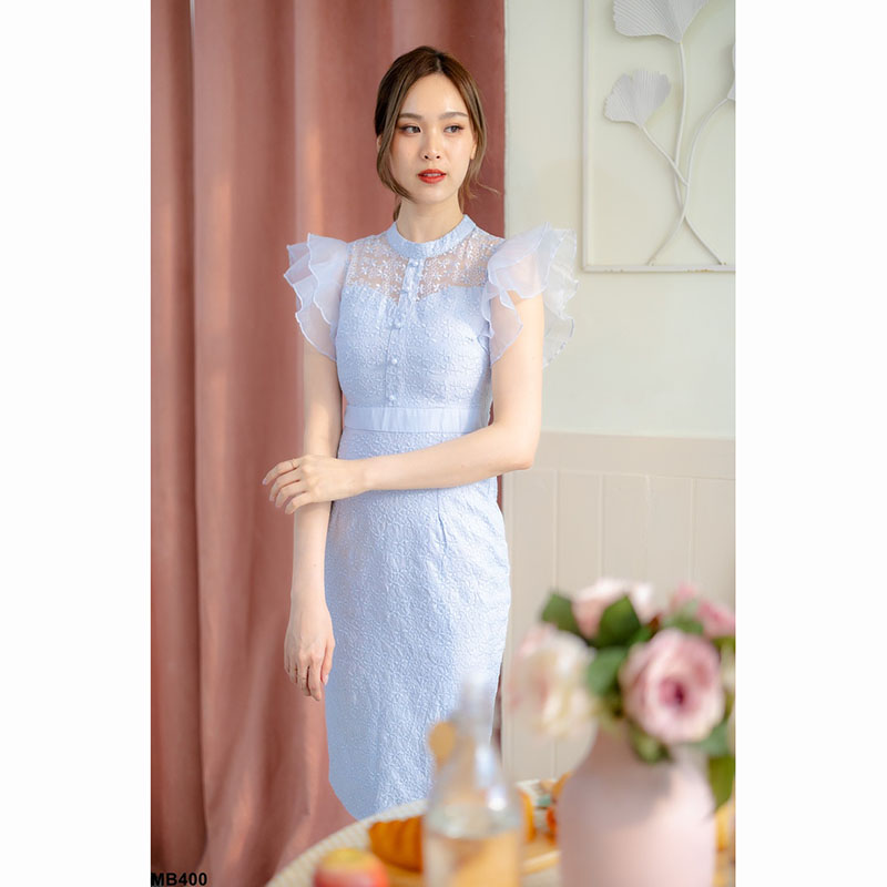 kudapy เดรสสั้นสีชมพู/สีฟ้า/สีครีม ทรงเอแขนกุด แต่งผ้าชีฟอง งานคอกลม ปักกระดุมสุดหรู