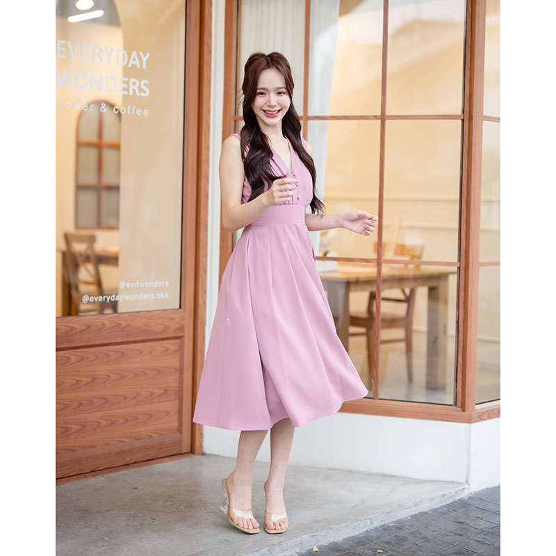 kudapy เดรสสั้นสีสีชมพูกลีบบัว/สีเขียว/สีส้มอิฐ/สีขาว/สีครีม มิดี้ ช่วงอกตีเกล็ด ติดกระดุมปั๊มเรียง 3 เม็ด คอวี ช่วงเอวทำขอบสูงเผื่อให้ดูมี shape ต่อด้วยกระโปรงทรงทวิสข้าง