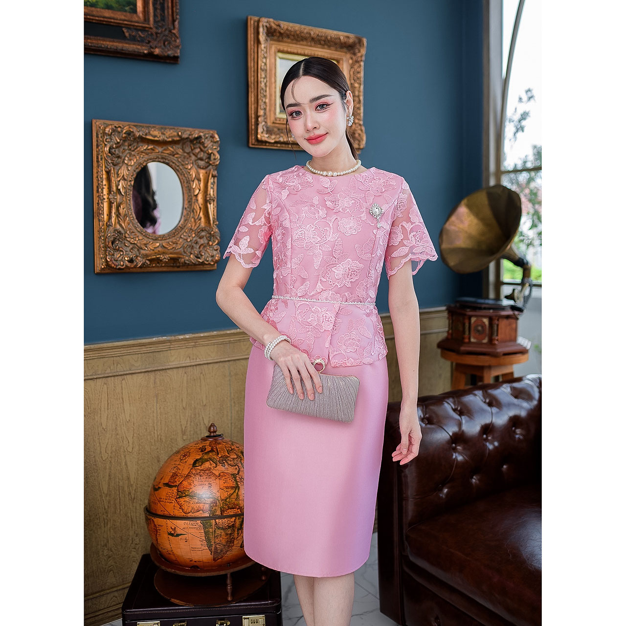 kudapy เดรสสั้นสีชมพู/สีทอง ผ้าไหมลูกไม้ งานตัวกระโปรงเป็นผ้าไหมตัวเสื้อเป็นลูกไม้ปัก