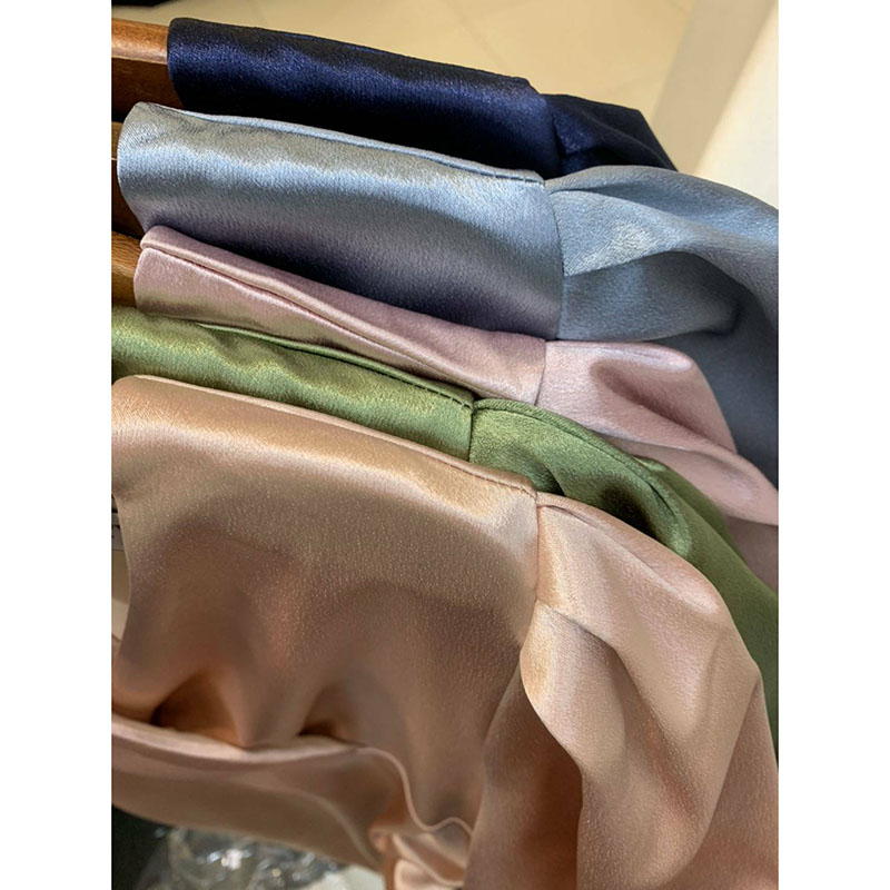 kudapy เดรสยาวสีกรมท่า/สีโรสโกลด์/สีพิ้งค์โกลด์/สีฟ้า/สีเขียวเบจ เนื้อผ้า ดัชเชสอัดกาว เงาสว คอวี แขนสั้น ใส่ออกงานสวยดูดี