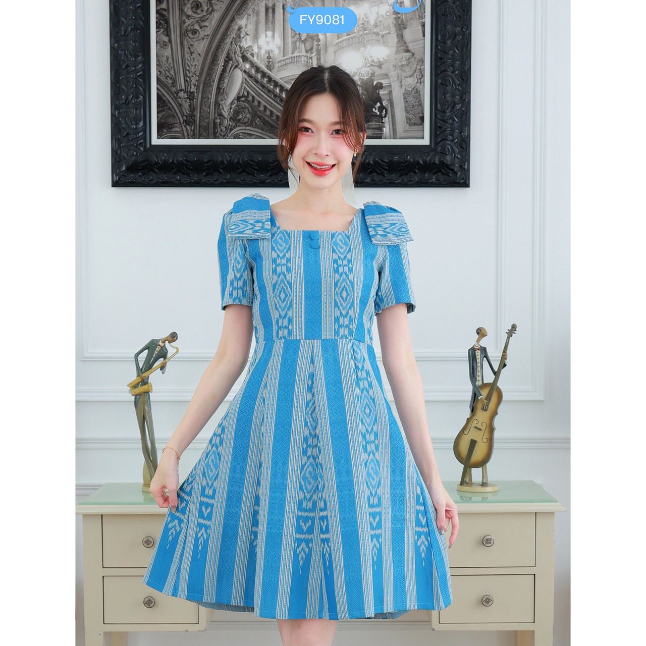 kudapy เดรสลายผ้าไทยแขนสั้นคอเสื้อคอสี่เหลี่ยมแต่งโบว์ที่ไหล่ กระโปรงทรงบา