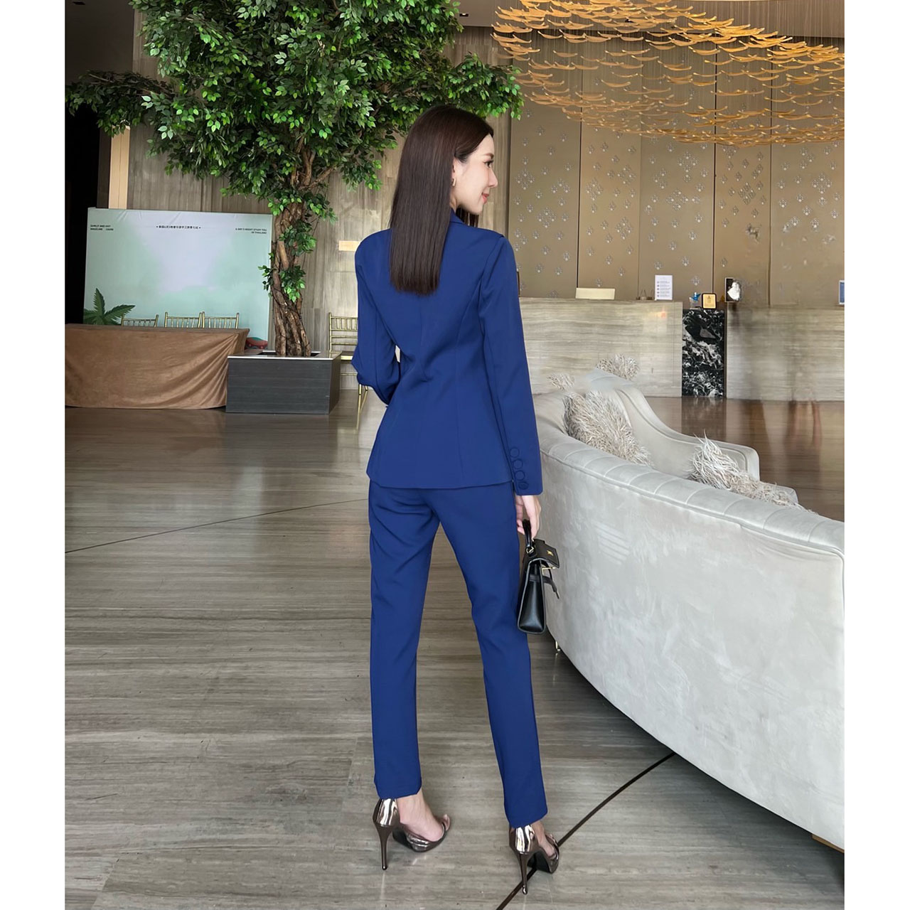 kudapy ชุดเซ็ทตัวเสื้อแต่งกระดุมด้านหน้า 4 เม็ด มีซับในทั้งชุด เย็บตีเกล็ดให้เข้ารูป ปลายแขนเสื้อแต่งกระดุม างเกงทรงกระบอกเล็ก 9 ส่วน ซิปกระดุมหน้า