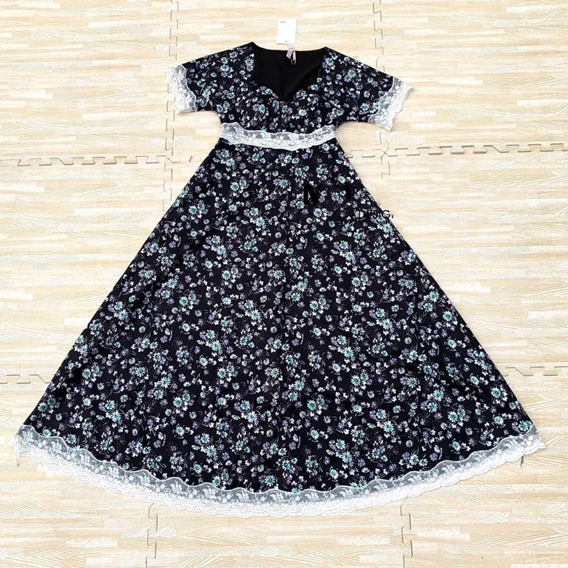 kudapy เดรสยาวสีดำ ตัวยาว พิมพ์ลายดอกไม้ รุ่นนี้เป็น ผ้าพริ้ว ใส่ได้ทุกโอกาสจริงๆ ช่วงอกแต่งกุ้นลายลุกไม้สีขาว