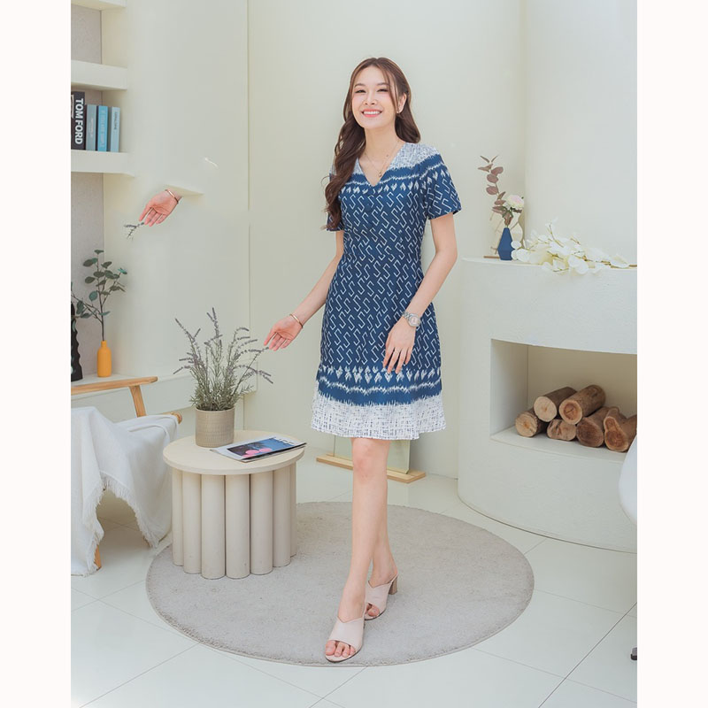 kudapy เดรสสั้นสีชมพู/สีเขียว/สีม่วง ทรงเข้ารูปช่วงลำตัว กระโปรงทิ้งตัว ปกคอบัว อัดกลีบปลายกระโปรงลายปักดอก