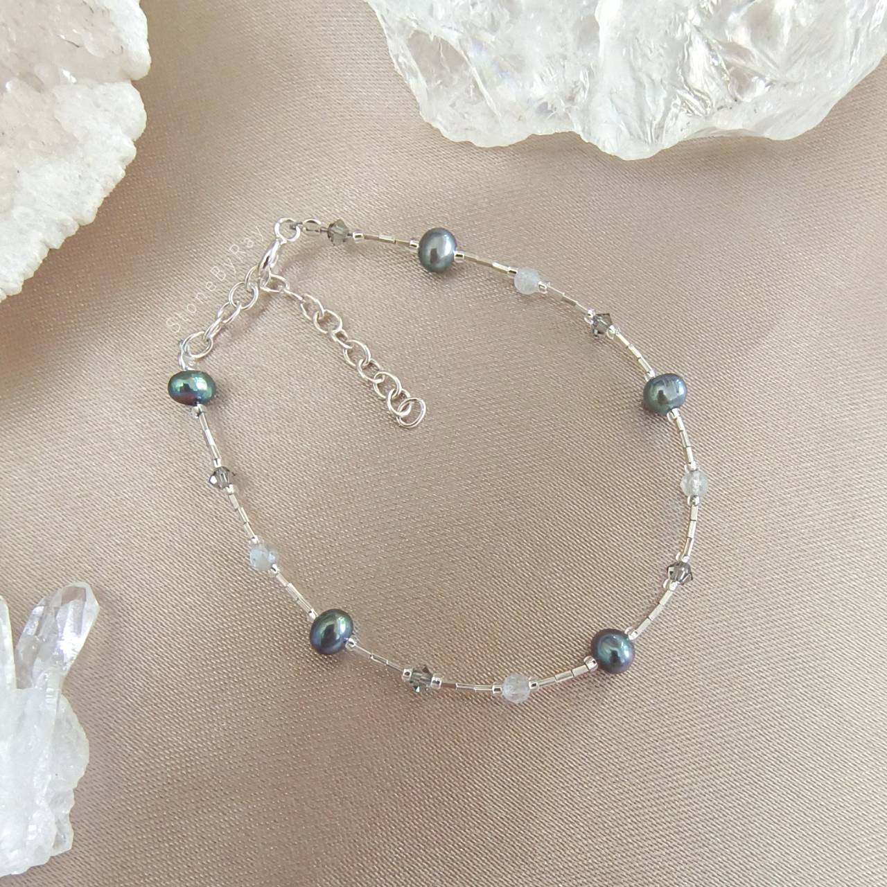 สร้อยข้อมือเงินไข่มุกสีเทากับลาบราโดไลท์ Pearl+Labradorite