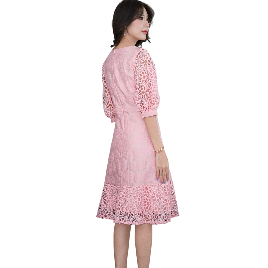 kudapy เดรสลายดอกลูกไม้ตามแบบสีชมพู สีดำ แขนสั้นพองทรงสวย เก็บเอวอย่างดี มีซับใน ซิบหลังอย่างดีค่ะ