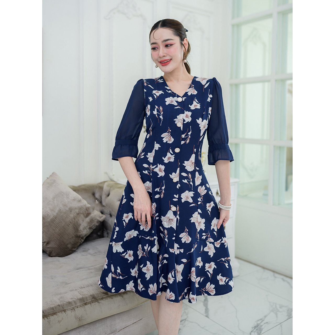 kudapy เดรสสั้นสีกรม/สีชมพูกะปิ/สีเขียวขี้ม้า ผ้าลายดอกไม้ผ้านุ่มลื่น เป็นชายระบาย ช่วงแขนต่อผ้าชีฟอง ระบายอากาศได้ดี ด้านหน้าชุดแต่งเป็นกระดุม