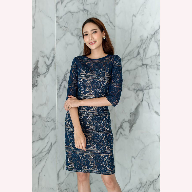 kudapy เดรสสั้นสีกรม/สีน้ำตาล ผ้าลูกไม้ลายดอกไม้สลับลายขวาง คอปาด แขนสี่ส่วน กระโปรงเข้ารูปทรงสอบ สวยแพงคลาสสิคสุดๆ