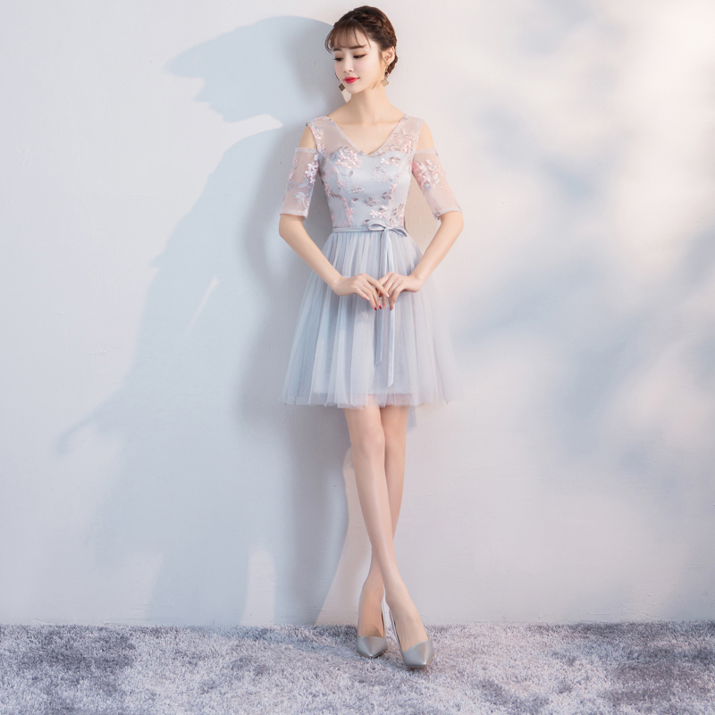 kudapy เดรสราตรีออกงานสีเทา ตัวเสื้อปักลายดอกไม้สีชมพูอ่อน
