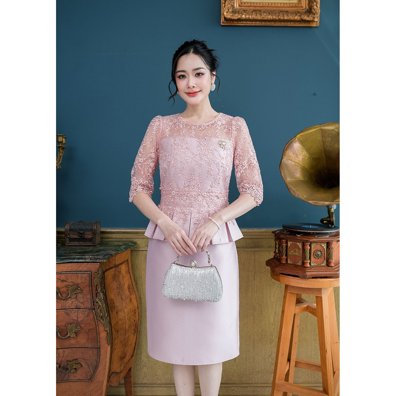 kudapy เดรสผ้าไหม ผสมผสานงานผ้าลูกไม้ใยบวบ ตัวเสื้อเป็นทรงแขนศอก อกซีทรู งานจับจีบทวิสรอบเอวแต่งด้วยลูกไม้ชิ้นเล็ก