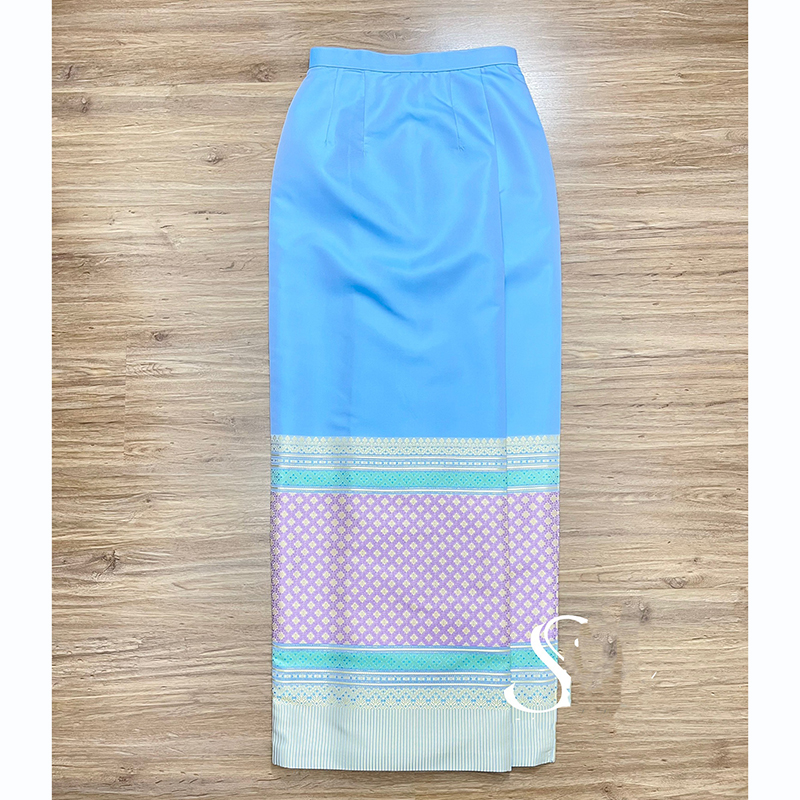 kudapy ชุดเซ็ทสื้อจิตรลดาแขนสั้นสีฟ้าอ่อนละมุน งานผ้าไหมอัดกาว+้าถุงสำเร็จรูป ผ้าไหมทอเครื่อง อัดกาว ซิปหลัง